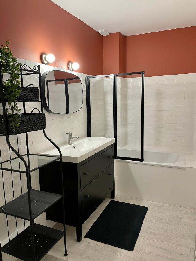 Apartment Aux Pieds Du Palais Des Papes. *